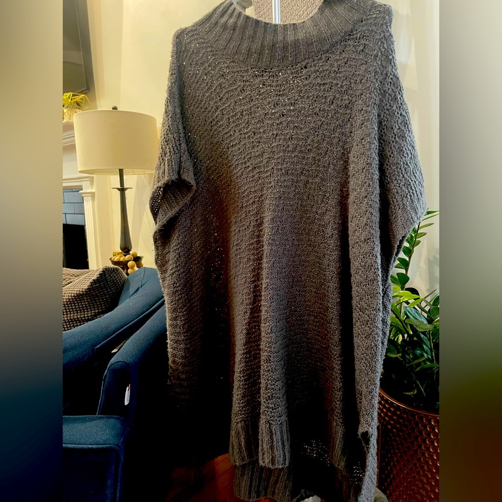 Gorgeous gray layering sweater. Looks fabulous with long sleeve white T-shirt